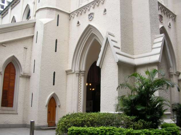 セント・ジョンズ大聖堂（聖ヨハネ座堂）の入口付近